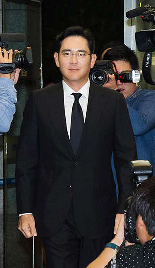 이재용 삼성전자 부회장이 17일 고(故) 이맹희 CJ그룹 명예회장의 빈소를 찾았다.